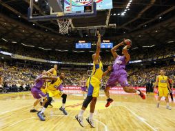 Randolph (D) del Madrid intenta encestar en la victoria de los Blancos en Israel. EFE / A. Sultan