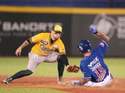 Michael Choice es puesto out durante el tercer juego ante los Cañeros de Los Mochis, anoche en Zapopan. FACEBOOK / CharrosBeisbolOficial