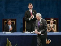 El escritor recibió el galardón de manos del rey Felipe VI, en Ovideo. EFE / J. Cerejido