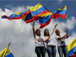 Cientos de mujeres marcharon en Caracas para exigir un referendo revocatorio al mandatario venezolano. EFE / C. Hernández