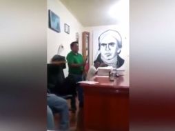 El alcalde Óscar García Antonio tomó el vídeo y lo compartió en redes sociales; también fue encarcelado. YOUTUBE / Lo Que Calla La TV