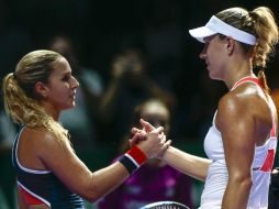 Kerber, número uno del mundo, tira de experiencia para superar la tremenda oposición de la combativa Cibulkova. EFE / W. Woon