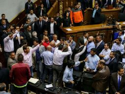 Los chavistas irrumpieron sesión en plena Asamblea Nacional. EFE / C. Hernández