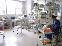 Al dormir, los signos vitales de los bebés disminuyen por lo que deben permanecer conectados a un respirador. EL INFORMADOR / ARCHIVO