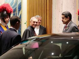 Miembros de la Santa Sede dan la bienvenida al presidente venezonalo este lunes. TWITTER / @PresidencialVen