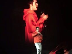 Justin Bieber volvió unos minutos después y dijo que dejaría de hablar y simplemente cantaría. TWITTER / @caramhx
