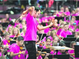 Al frente. El venezolano Ron Álvarez dirigió recientemente a 500 jóvenes en el festival Side by Side. ESPECIAL / Lisa Thanner