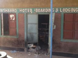 Imagen del hostal Bishaaro, en cuya entrada se aprecian los daños ocasionados por varios explosivos. EFE / STR