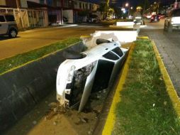 El auto chocó con una camioneta lo que provocó que se fuera al canal. EL INFORMADOR / Bomberos de Zapopan