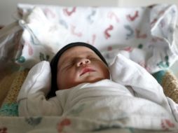 Recomiendan que los bebés deberían compartir la habitación, pero no la cama, para tenerlo a la vista y el alcance permita el monitoreo. AP / ARCHIVO