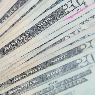 Dólar retrocede, cierra en 18.93 pesos a la venta en bancos