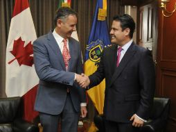 El delegado Comercial Principal de Canadá, Stéphane Charbonneau (izq), y Aristóteles Sandoval (der). TWITTER / @AristotelesSD