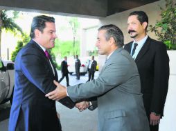 Aristóteles Sandoval saluda a José Moscoso durante el evento Promoción de la Eficiencia y Transparencia en las Contrataciones Públicas. ESPECIAL /