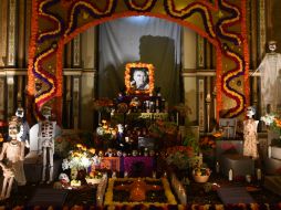 Los europeos pusieron ceras, velas y veladoras; y los indígenas agregaron el copal, la comida y la flor de cempasúchil. NTX / ARCHIVO