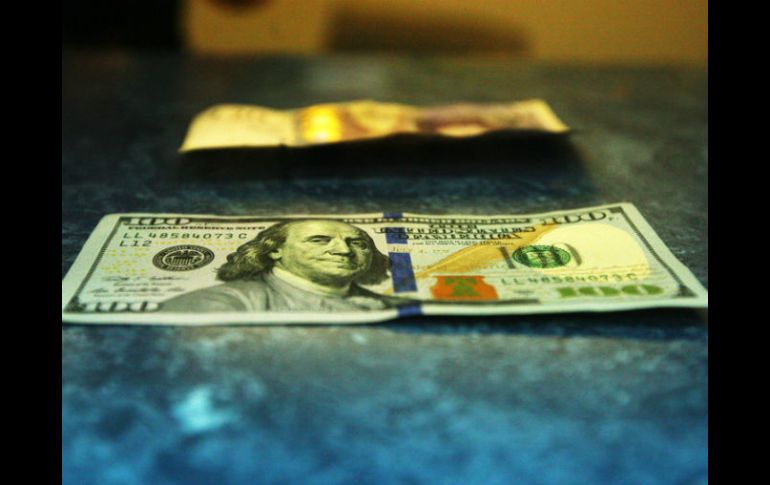 Al cierre de ayer instituciones bancarias de la Ciudad de México ofertaron el dólar libre hasta en 19.10 pesos. EL INFORMADOR / ARCHIVO