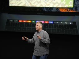 Phil Schiller presenta las funciones de la Touch Bar. AFP / S. Lam