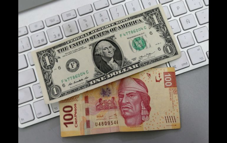 Al quedar el dólar en 19.21 pesos, esto significó un avance respecto a la jornada previa. NTX / ARCHIVO