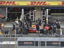 Por espacio de algunos minutos, cada escudería abrió sus garajes. AFP / Y. Cortez