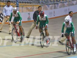Los pedalistas nacionales se colgaron la medalla de bronce en la prueba B de velocidad en conjunto. FACEBOOK / Femeci Mexico