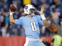 Marcus Mariota se dispone a lanzar en balón en el juego de anoche en el Nissan Stadium de Nashville. AFP / A. Lyons