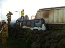 El incendio de la camioneta se registró la mañana de este viernes; Protección Civil atendió el incidente. ESPECIAL /