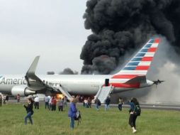 Los pasajeros fueron evacuados sobre la pista del aeropuerto de Chicago. INSTAGRAM / c1arkkent