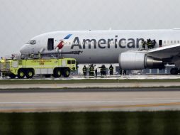 En la pista, el avión parecía intacto, aunque el lado derecho de la cabina y el ala derecha estaban chamuscados. AP / A. Perez/Chicago Tribune