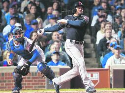 Séptima entrada. Coco Crisp, de los Indios de Cleveland, batea el sencillo productor que impulsa la carrera del triunfo. EFE /