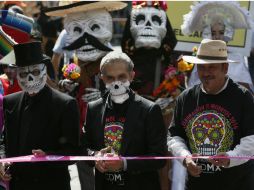 Mancera dio el banderazo de salida con el rostro cubierto por una máscara de calavera. SUN / M. Ugarte
