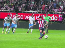 Alan Pulido engañó a Corona y selló tres puntos más para el Guadalajara. Chivas pasó apuros, pero supo resolver a tiempo. EL INFORMADOR / R. Tamayo