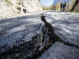 El alcalde de Castelsantangelo informó que se abrió una grieta en la calle por el fuerte movimiento sísmico. EFE / M. Percossi
