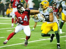 Freeman (I) intenta escapar de un intento de tacleada de parte de Hyde (D), de los empacadores. AFP / S. Cunningham