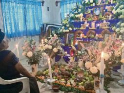 El altar es colocado en medio de la casa familiar para recibir a las almas que tienen un año o seis meses de haber partido. SUN / R. Chaca