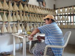 En alrededor de hora y media que tarda cada vela en ser consumida, se invierten al menos 24 horas en la elaboración de cada pieza. NTX / ARCHIVO