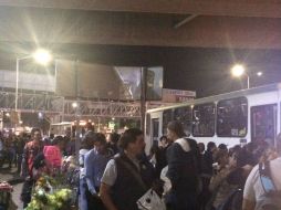 Usuarios en Periférico Sur y Colón reportaron que las pocas unidades que circulan por el Anillo Periférico van llenas. EL INFORMADOR / E. Esparza