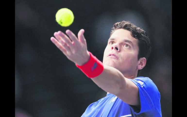 Milos Raonic (foto) saca la bola ante el español Pablo Carreño durante su juego de segunda ronda del torneo Masters de París. EFE /
