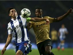 Héctor Herrera (I) disputa un balón con Bolingoli-Mbombo (D), del Brujas. EFE / E. Silva