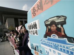 El escándalo hundió la popularidad de Park a mínimos históricos y ha provocado crecientes llamados para su renuncia. AP / A. Young-joon