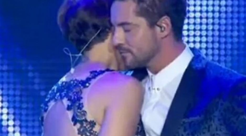 El dueto de los españoles interpretando 'Escondidos' fue el número más esperado de la noche. YOUTUBE /