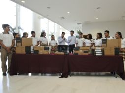 Aristóteles durante la entrega de las 25 computadoras que prometió a los alumnos. ESPECIAL / Gobierno de Jalisco