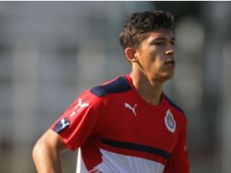 El jugador será operado este viernes y estará en recuperación durante 15 días. TWITTER / @Chivas