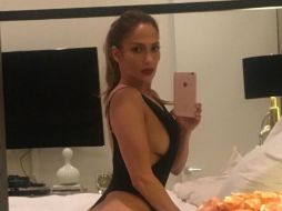 Jennifer Lopez decidió ponerse un body color negro que dejaba ver gran parte de su trasero. INSTAGRAM / jlo