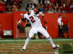 Matt Ryan, quarterback de Atlanta, se dispone a lanzar el balón, durante el segundo cuarto del partido. AFP / B. Blanco