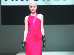 Viktor es tal vez uno de los diseñadores más propositivos, sus cortes e indumentaria dan cuenta de ello. ESPECIAL /