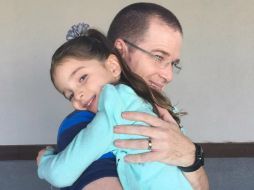 El panista publica una foto con su hija y que acompaña con el mensaje: ''Necesitaba un abrazo así...'' FACEBOOK / Ricardo Anaya Cortés