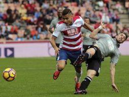 Pereira (I), del Granada, forcejea con Correia (D), de La Coruña. EFE / P. Torres