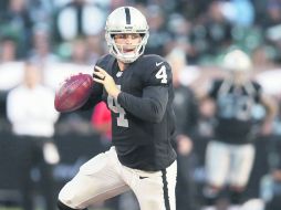 Derek Carr. El Quarterback (#4) de los Raiders de Oakland será clave en el juego de hoy ante Broncos de Denver. AFP /
