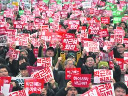 Repudio. Manifestantes durante la protesta contra la mandataria, en Seúl. AFP /