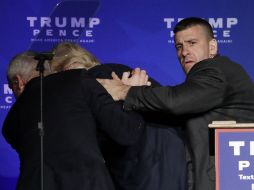 El candidato republicano tenía un mitin en Reno cuando se produjo un forcejeo y el Servicio Secreto le sacó del podio. AP / ARCHIVO