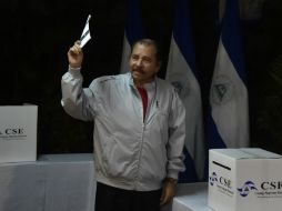 El presidente Daniel Ortega al acudir a votar afirmó que los nicaragüenses 'votaron por la paz'. AFP / R. Arangua